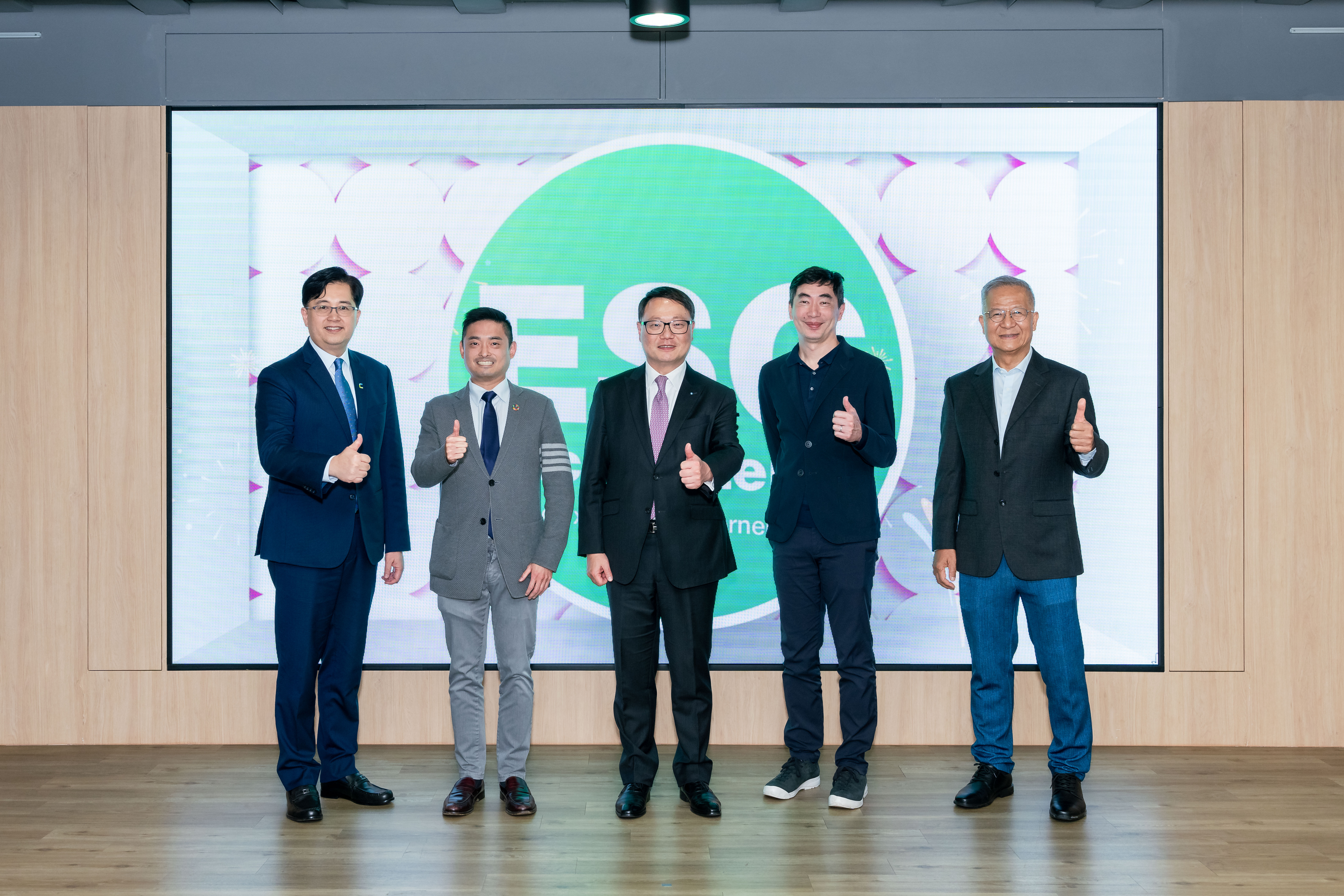 Hong Kong Observatory (First in the right), Arthur LAM, Co-Founder & CEO of Negawatt (Second in the left), Vincent YIP, Chief Executive Officer, Cornerstone Technologies (Second in the right) attended the kick-off ceremony to celebrate the launch of tri-party collaboration.